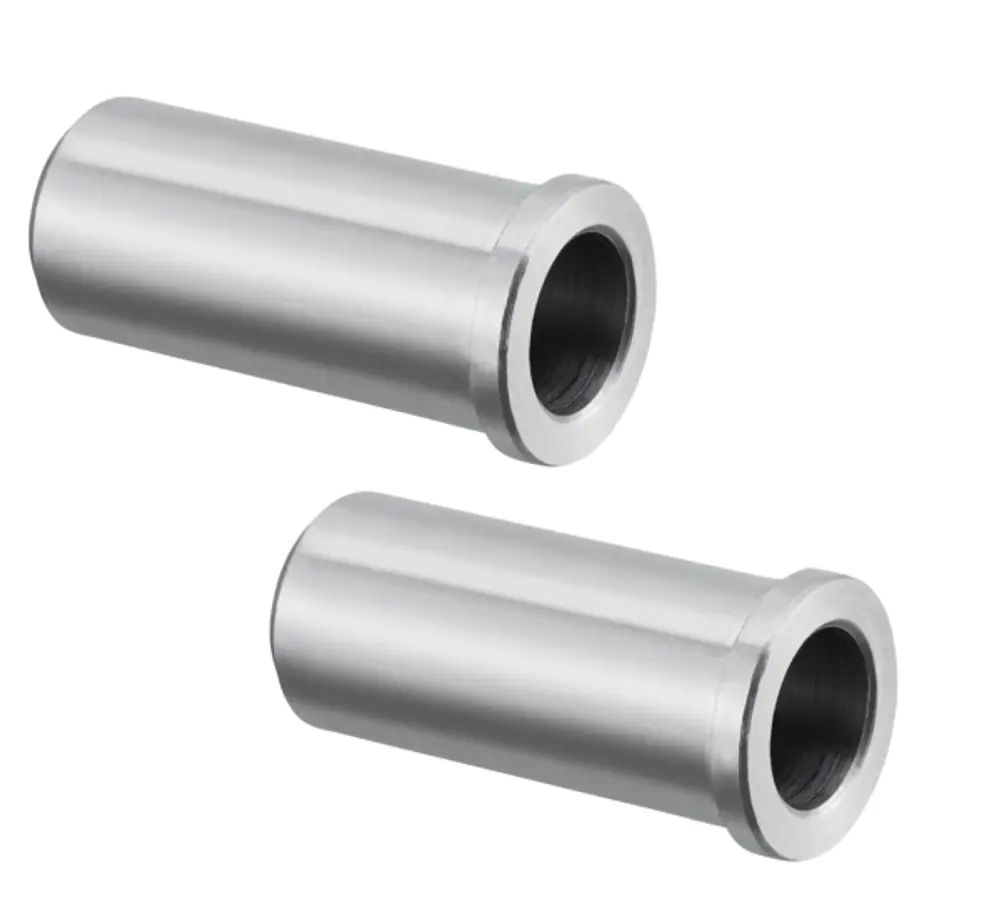 Zwei metallische Schweißtüllen aus Edelstahl für Verbindungen, mit Innengewinde und dicker Wand, gefertigt von Oventrop.